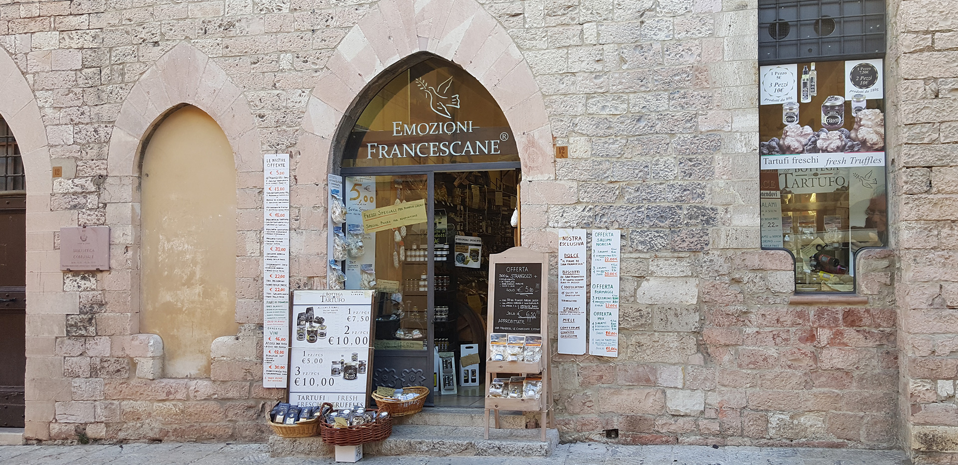 Emozioni Francescane esterno bottega Emozioni Francescane esterno bottega
