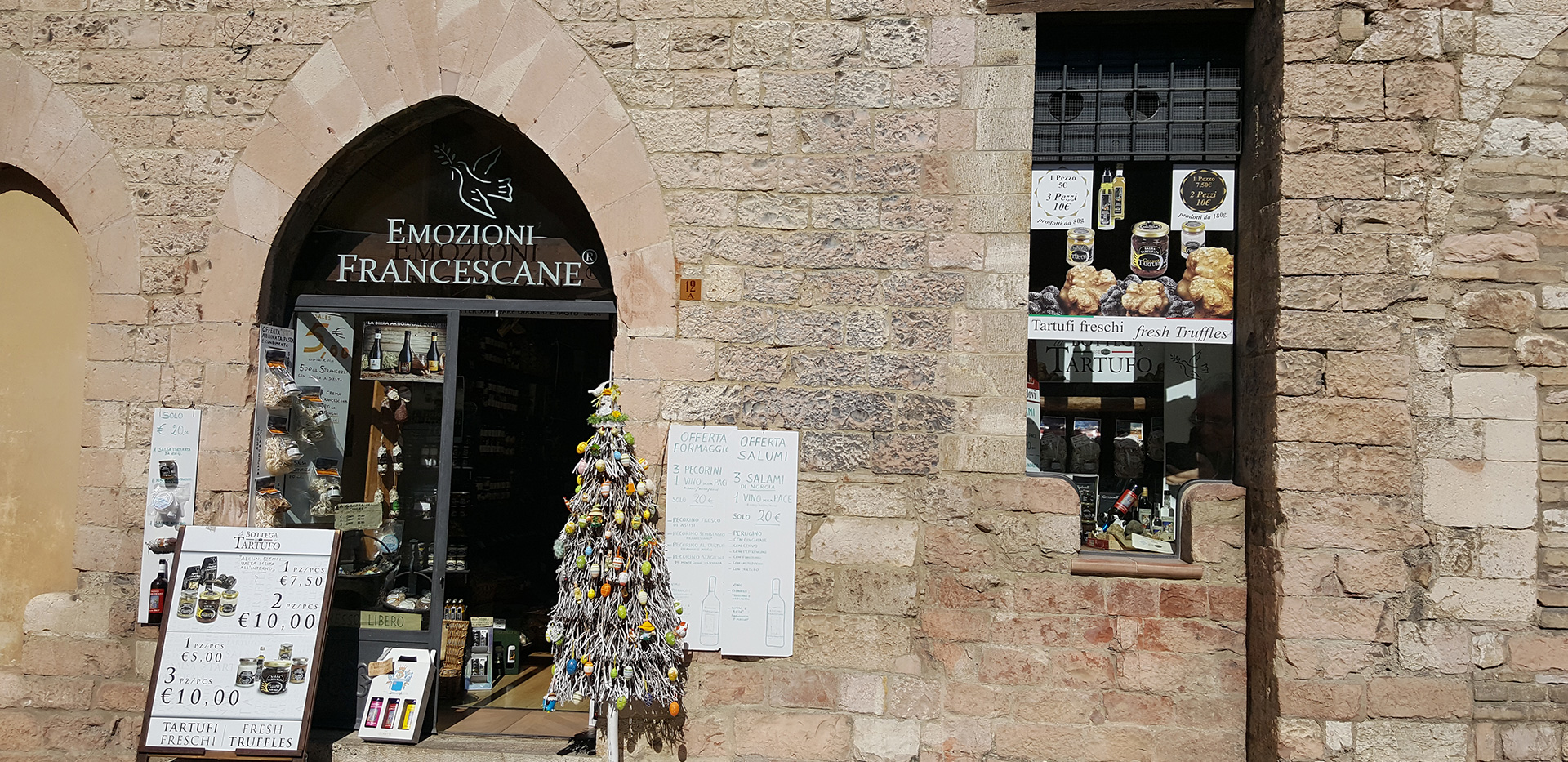 Emozioni Francescane esterno bottega Natale Emozioni Francescane esterno bottega Natale
